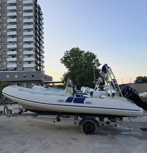 Equipo de Alquiler Barcos ayudando a organizar un alquiler de barco en Vigo